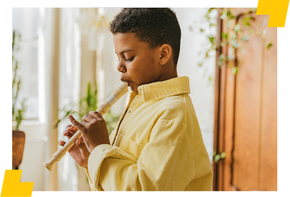 Menino tocando flauta doce
